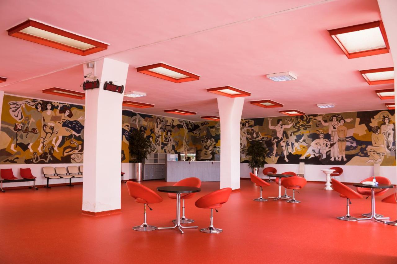 Hotel Cerbul Covasna Buitenkant foto