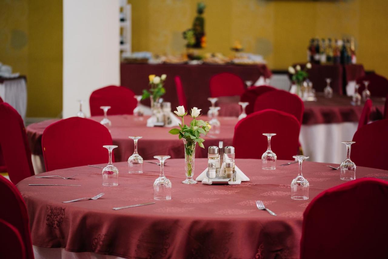 Hotel Cerbul Covasna Buitenkant foto